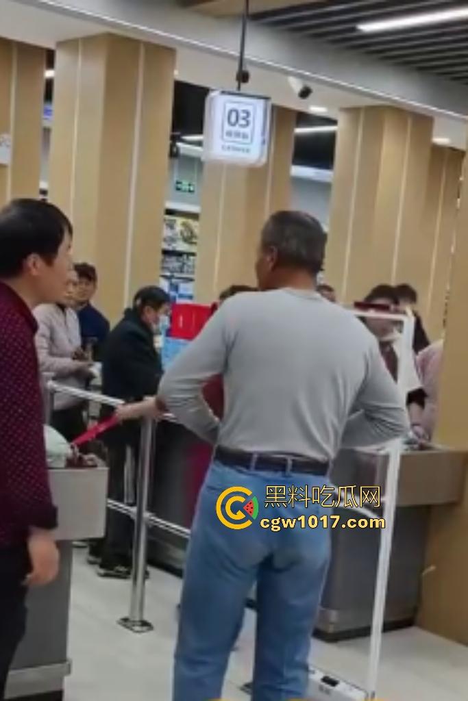 河北超市机器响工作人员逼老人脱光自证清白，还要搜身，这太过分了，大爷说“骗我脱完就不管了”？  第8张