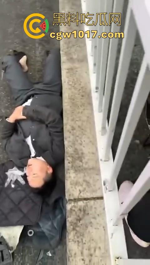 江苏南京中央门立交桥轿车猛冲入人行道，接连撞翻多辆电动自行车，多名行人受伤倒地昏迷，又是报复社会吗？  第3张