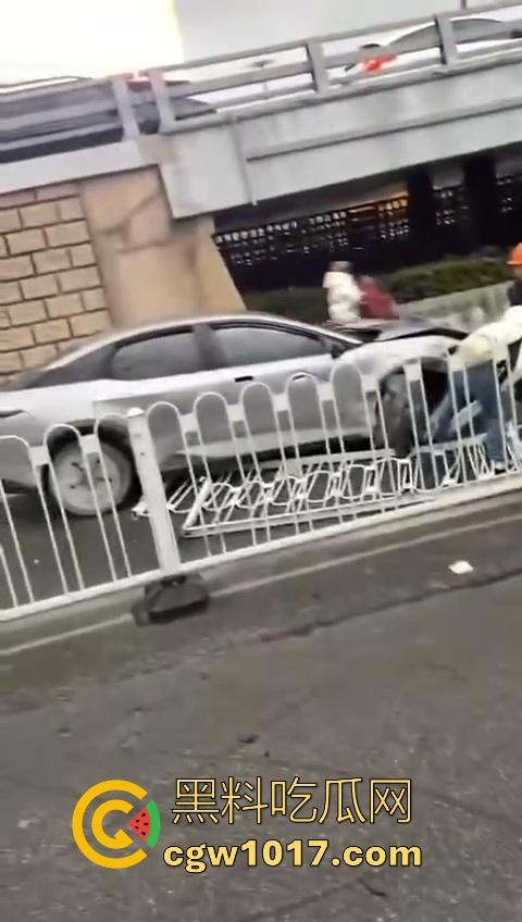 江苏南京中央门立交桥轿车猛冲入人行道，接连撞翻多辆电动自行车，多名行人受伤倒地昏迷，又是报复社会吗？  第4张