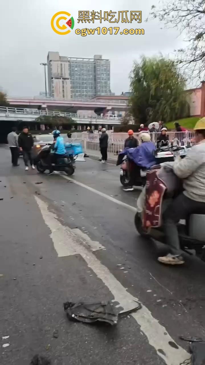 江苏南京中央门立交桥轿车猛冲入人行道，接连撞翻多辆电动自行车，多名行人受伤倒地昏迷，又是报复社会吗？  第6张