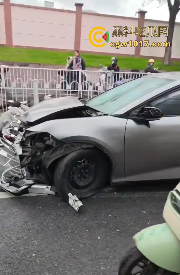 江苏南京中央门立交桥轿车猛冲入人行道，接连撞翻多辆电动自行车，多名行人受伤倒地昏迷，又是报复社会吗？  第8张