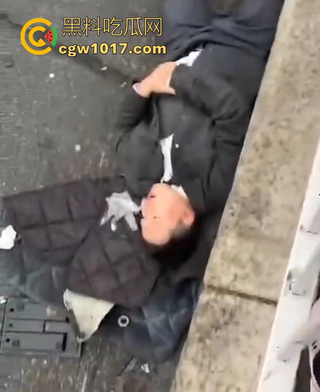 江苏南京中央门立交桥轿车猛冲入人行道，接连撞翻多辆电动自行车，多名行人受伤倒地昏迷，又是报复社会吗？  第10张