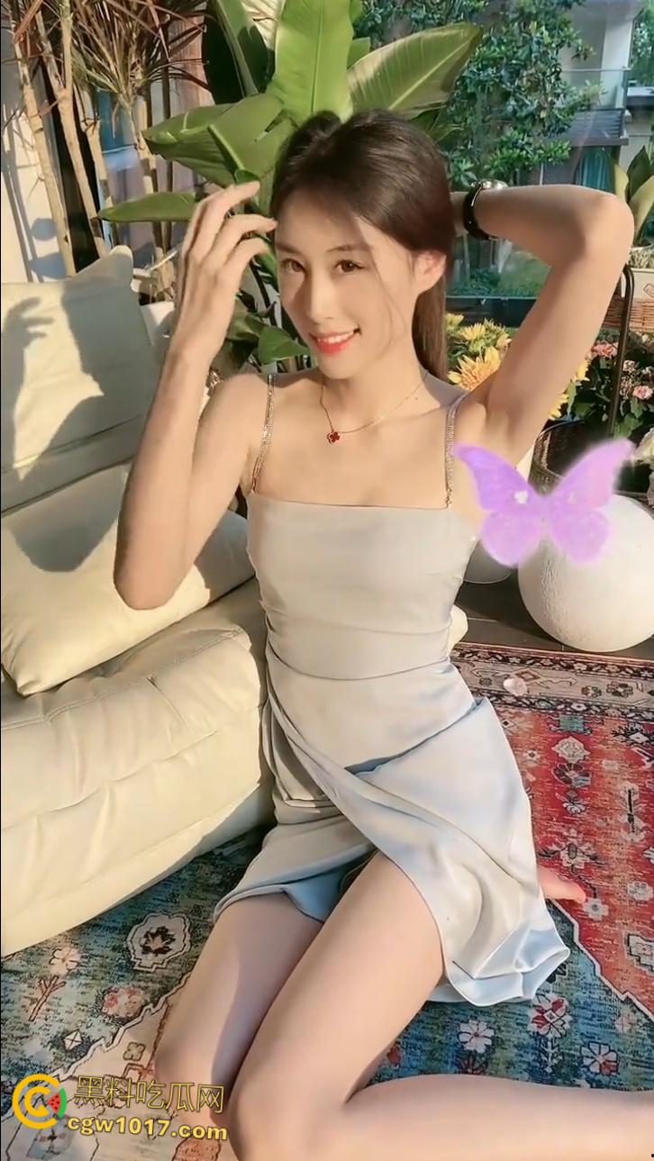 抖音裸舞主播【月月】，宿舍大跳诱人裸舞，青涩马尾少女劈腿摇臀，吊带滑落乳尖颤栗挺立，反差拉满！  第2张