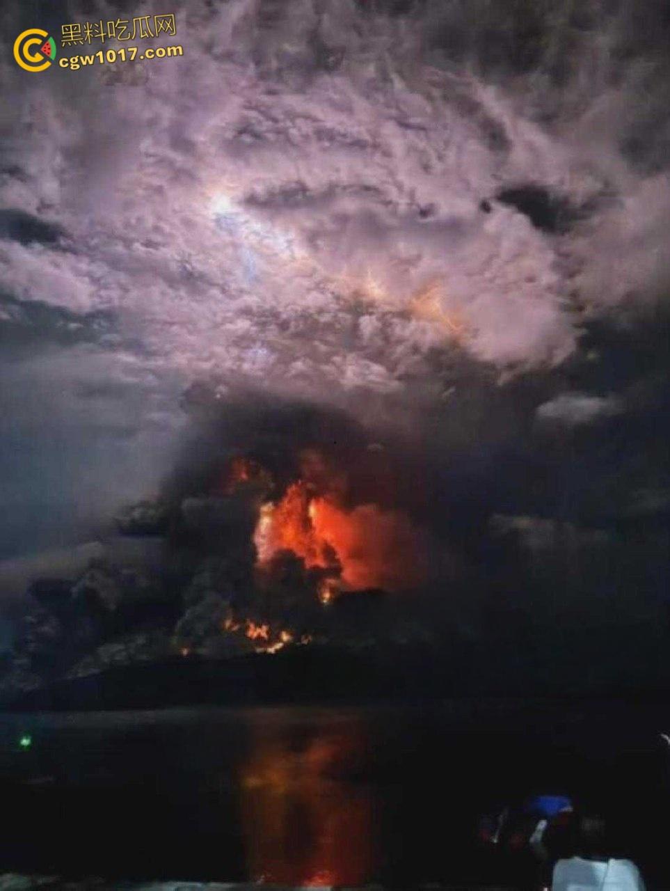 印度北苏拉威西省拉翁火山爆发，天空乌云密布电闪雷鸣，岩浆喷涌浓烟滚滚，警戒级别升至最高 !  第1张