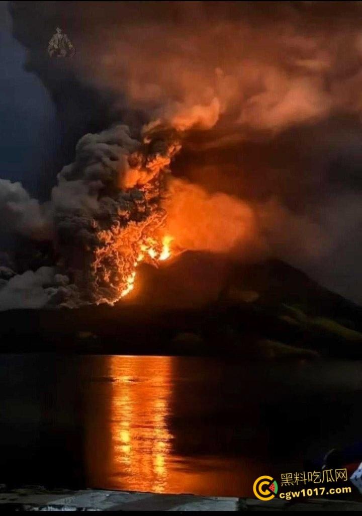 印度北苏拉威西省拉翁火山爆发，天空乌云密布电闪雷鸣，岩浆喷涌浓烟滚滚，警戒级别升至最高 !  第6张
