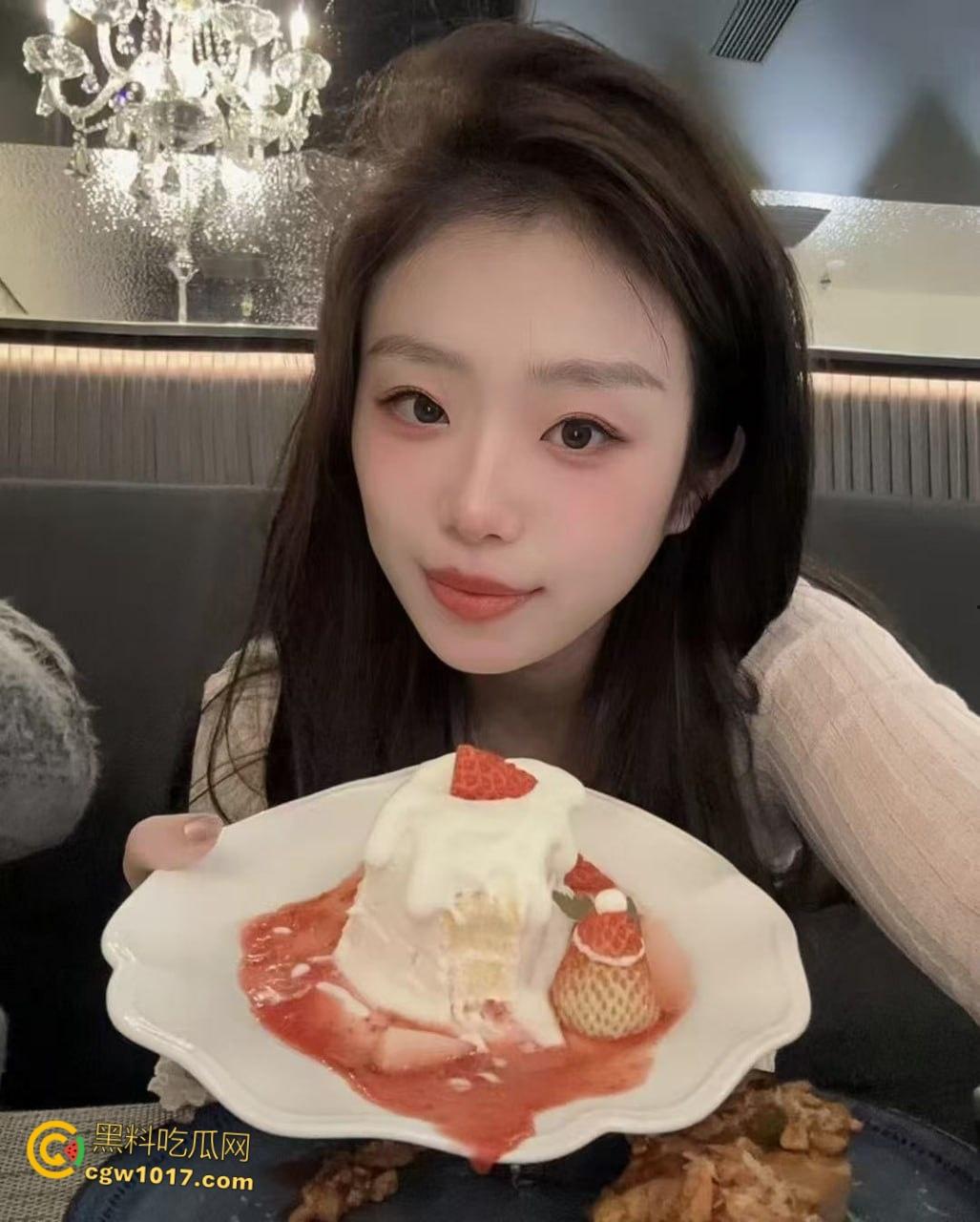 和多巴胺女儿乱逛，看着性感的女儿精虫上脑，带到废旧烂尾楼露出口交，抬起美腿后入猛猛抽插 ！  第3张