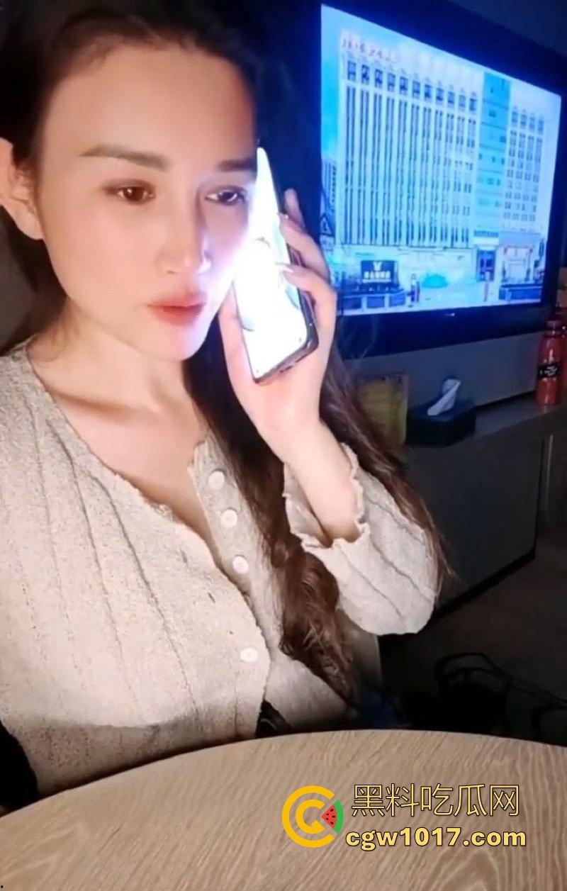 极品小姨子醉酒勾引姐夫！酒店玩真心话大冒险尺度拉满，巨乳半露主动扑倒跪地，边跟姐姐打电话边口交！  第1张