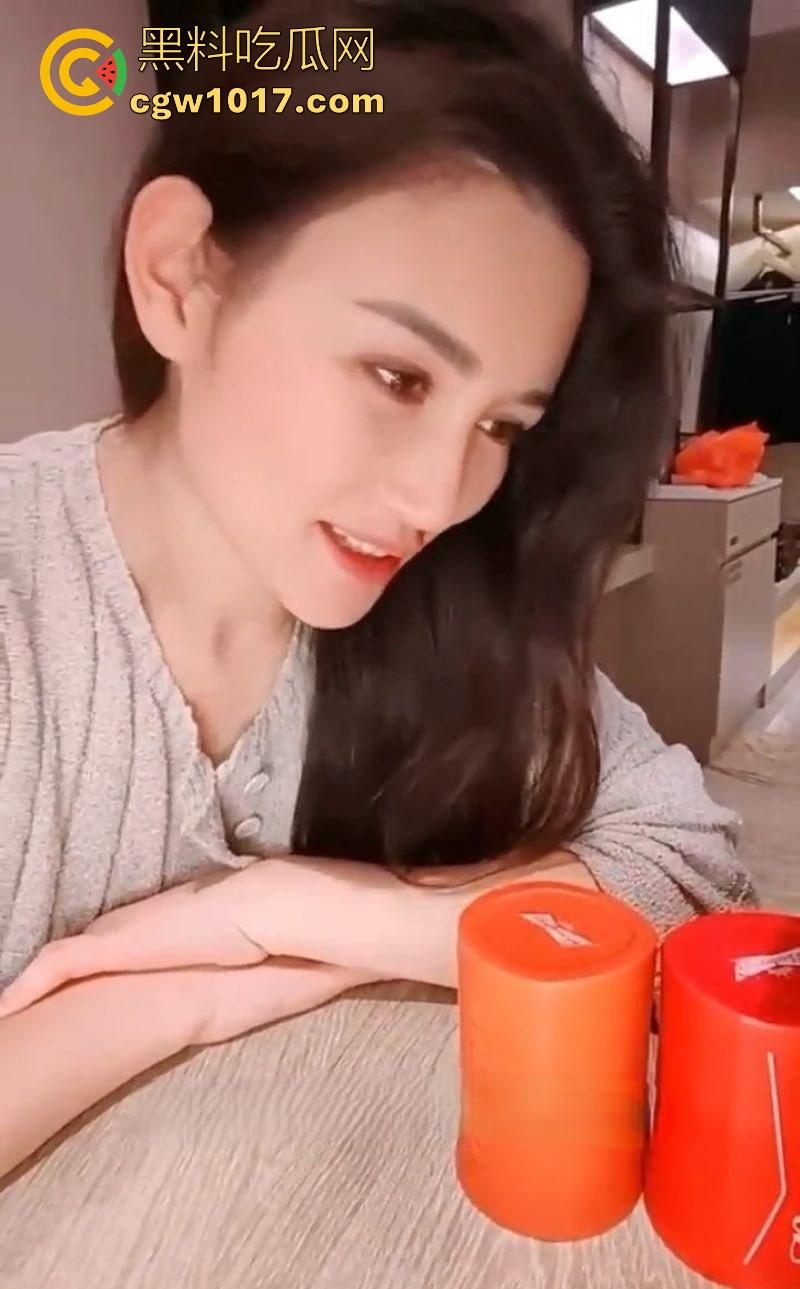 极品小姨子醉酒勾引姐夫！酒店玩真心话大冒险尺度拉满，巨乳半露主动扑倒跪地，边跟姐姐打电话边口交！  第2张