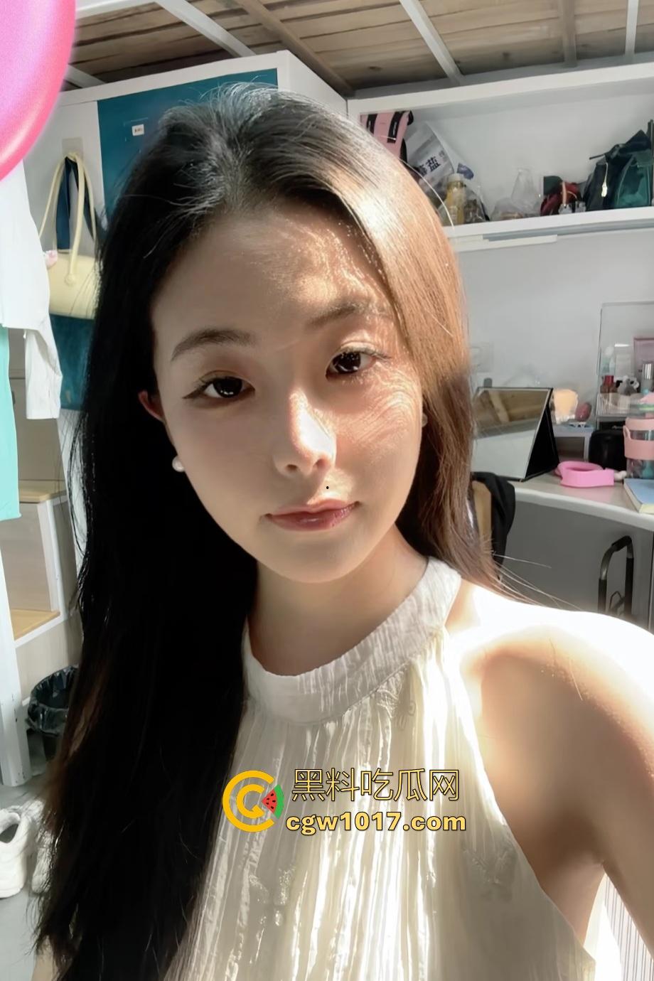 “知性”反差女友被男友偷拍做爱！追了好久才到手的超级白嫩完美肉体，不拍下来可惜了，还得猛猛操！  第1张