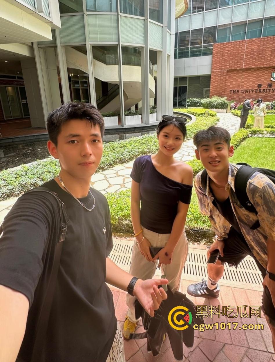 淫妻出轨单男大肉棒，绿帽老公秒变M竟帮单男口交，老婆黑丝换肉丝老公继续操，我看是这老公想出轨吧？  第1张