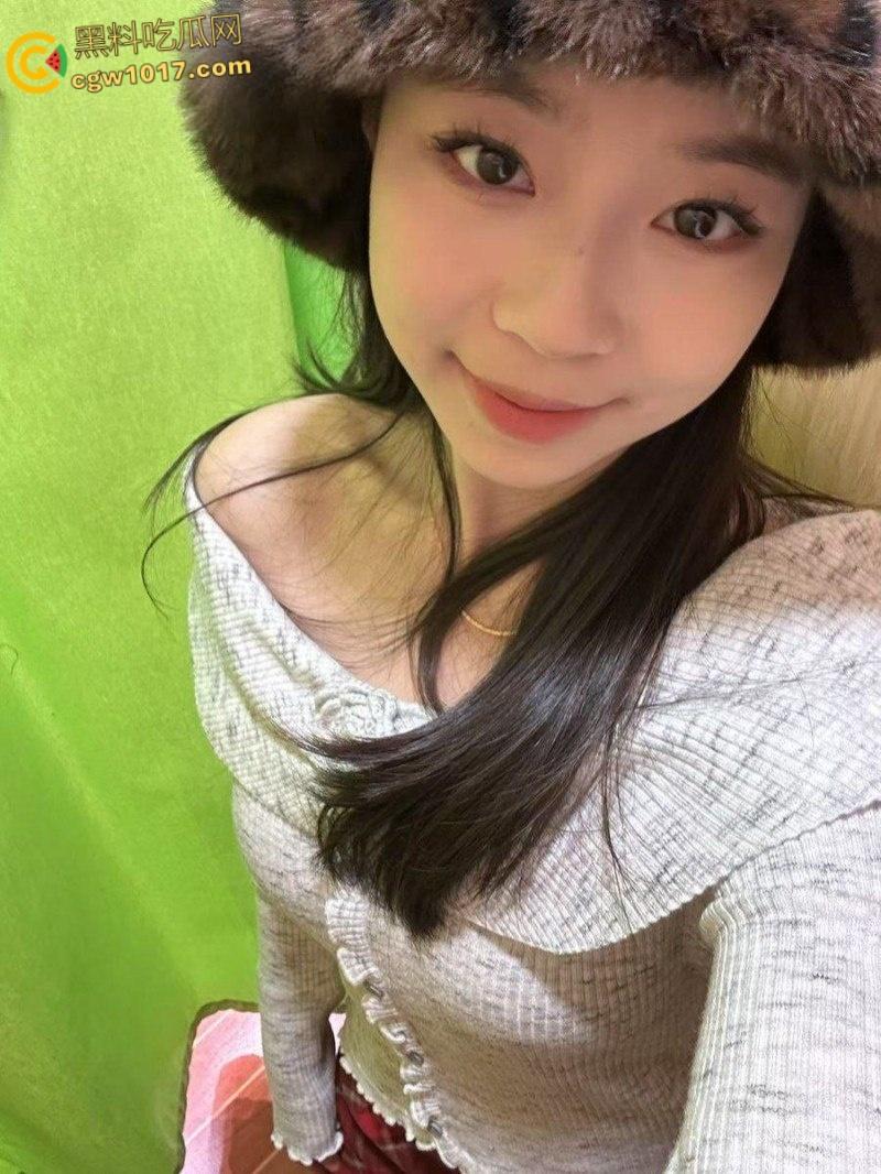 北京城市学院护士【刘源】，偷情裸照遭绿帽男友曝光，户外大胆牵鸡巴散步，情趣肚兜女上疯狂摇摇车！  第4张