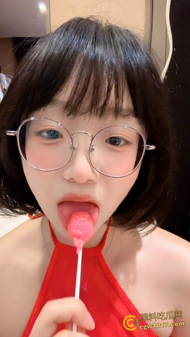 纯欲短发嫩妹【王胜利】，微密圈上演丝袜美腿诱惑，清纯脸庞配上反差动作，简直是人间极品！  第2张