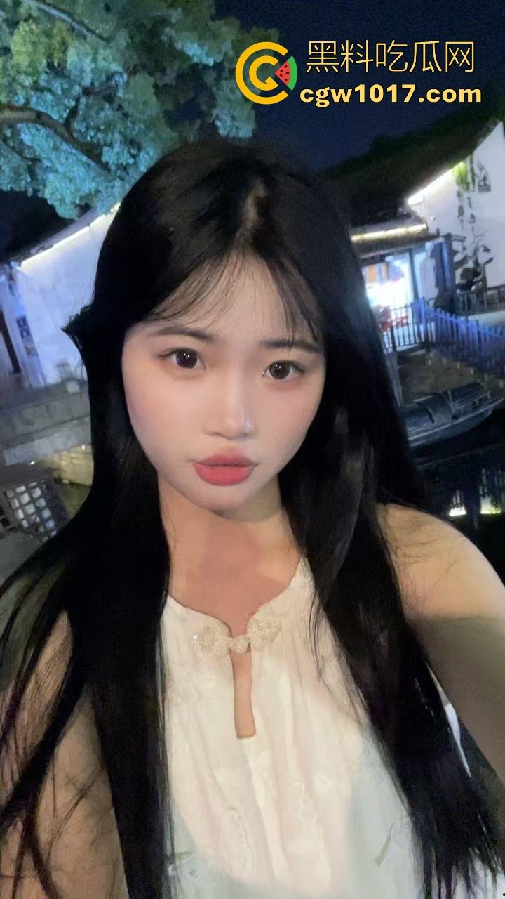 调教淫荡小母狗！不折不扣的M属性骚逼，风油精红绳摩擦娇嫩阴唇，致菊花塞入超长拉珠，各种骚操作只为金主开心！  第1张