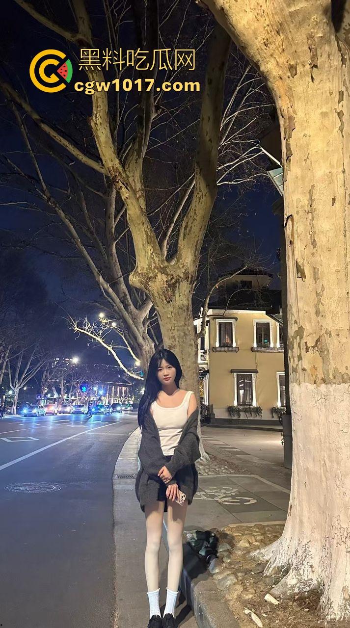 调教淫荡小母狗！不折不扣的M属性骚逼，风油精红绳摩擦娇嫩阴唇，致菊花塞入超长拉珠，各种骚操作只为金主开心！  第2张