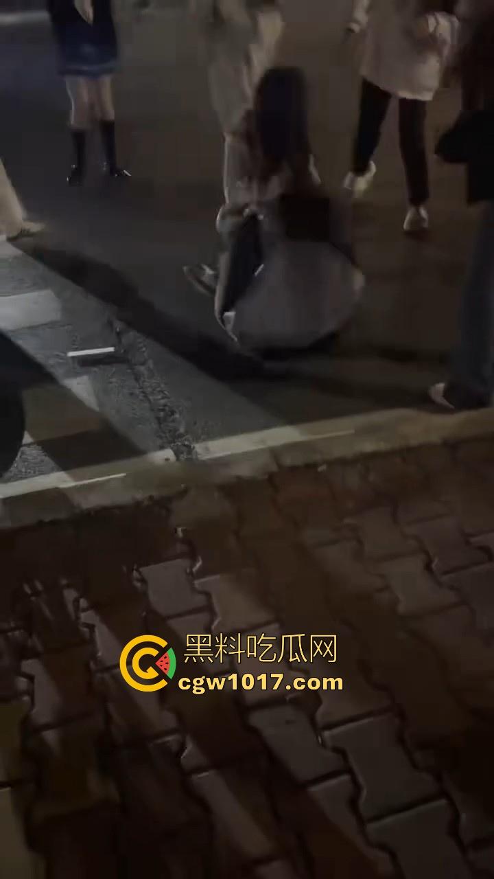 广东潮汕精神小妹街头火拼！多人围殴两人，扯头脚踢肚子跟下体，打得有来有回，好看精神小妹打架观赏性就很足！  第2张