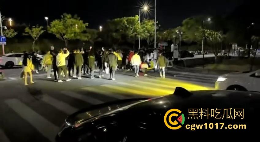 广东潮汕精神小妹街头火拼！多人围殴两人，扯头脚踢肚子跟下体，打得有来有回，好看精神小妹打架观赏性就很足！  第5张