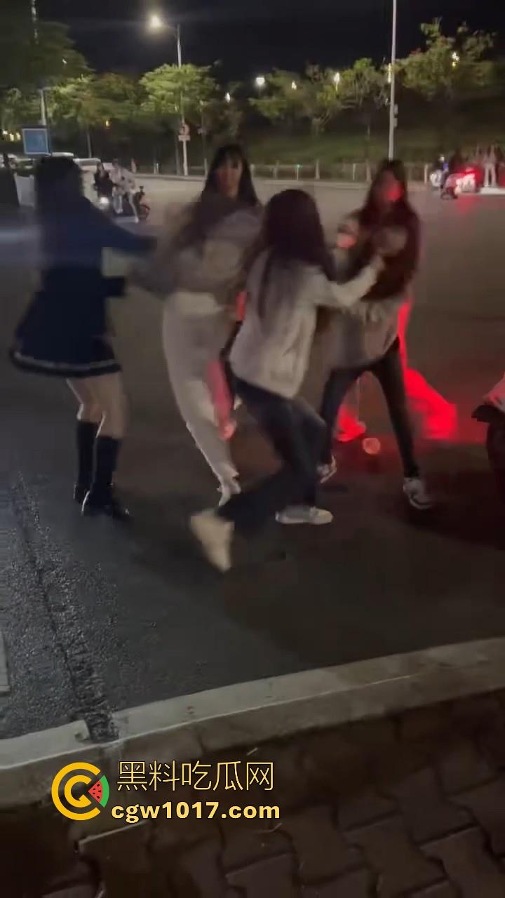 广东潮汕精神小妹街头火拼！多人围殴两人，扯头脚踢肚子跟下体，打得有来有回，好看精神小妹打架观赏性就很足！  第1张