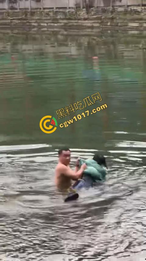 重庆湖边惊魂:绝望女子跳湖,勇敢路人生死救美,惊险拯救,揪心一刻,心跳加速,惊险刺激! 第7张 重庆湖边惊魂:绝望女子跳湖,勇敢路人生死救美,惊险拯救,揪心一刻,心跳加速,惊险刺激! 第7张