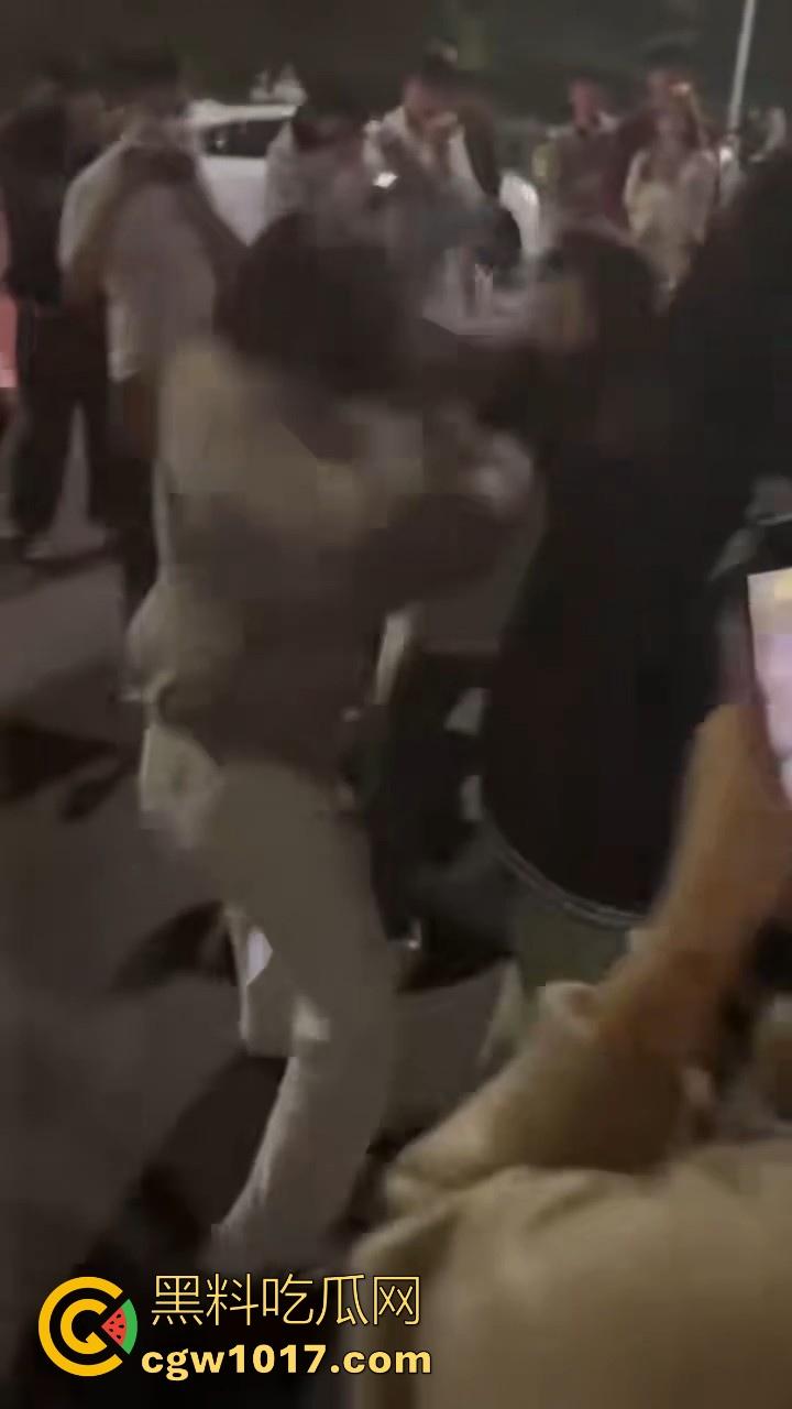 广东潮汕精神小妹街头火拼！多人围殴两人，扯头脚踢肚子跟下体，打得有来有回，好看精神小妹打架观赏性就很足！  第10张