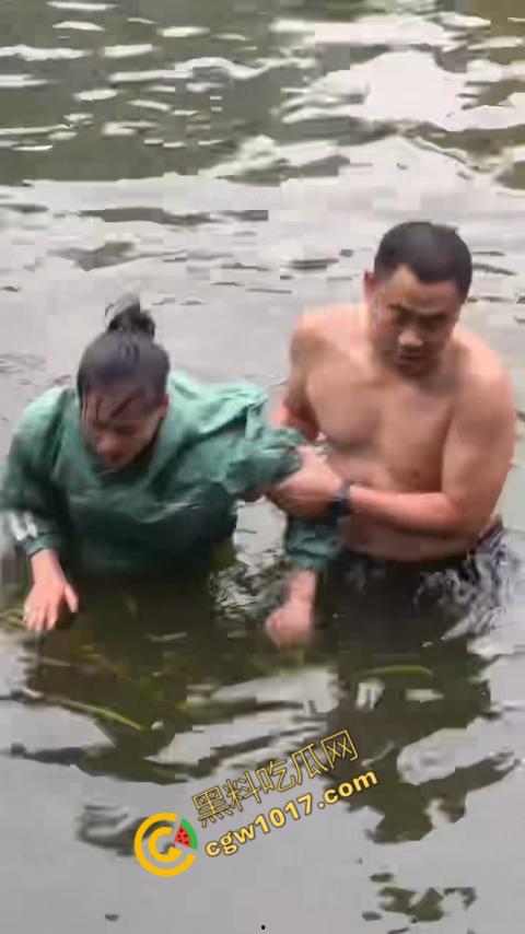 重庆湖边惊魂:绝望女子跳湖,勇敢路人生死救美,惊险拯救,揪心一刻,心跳加速,惊险刺激! 第9张 重庆湖边惊魂:绝望女子跳湖,勇敢路人生死救美,惊险拯救,揪心一刻,心跳加速,惊险刺激! 第9张