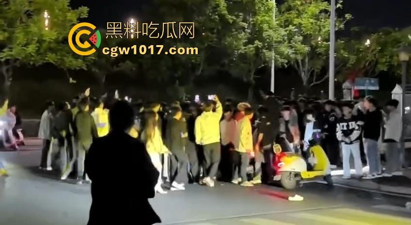 广东潮汕精神小妹街头火拼！多人围殴两人，扯头脚踢肚子跟下体，打得有来有回，好看精神小妹打架观赏性就很足！  第6张
