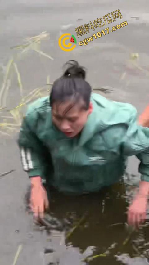 重庆湖边惊魂:绝望女子跳湖,勇敢路人生死救美,惊险拯救,揪心一刻,心跳加速,惊险刺激! 第10张 重庆湖边惊魂:绝望女子跳湖,勇敢路人生死救美,惊险拯救,揪心一刻,心跳加速,惊险刺激! 第10张