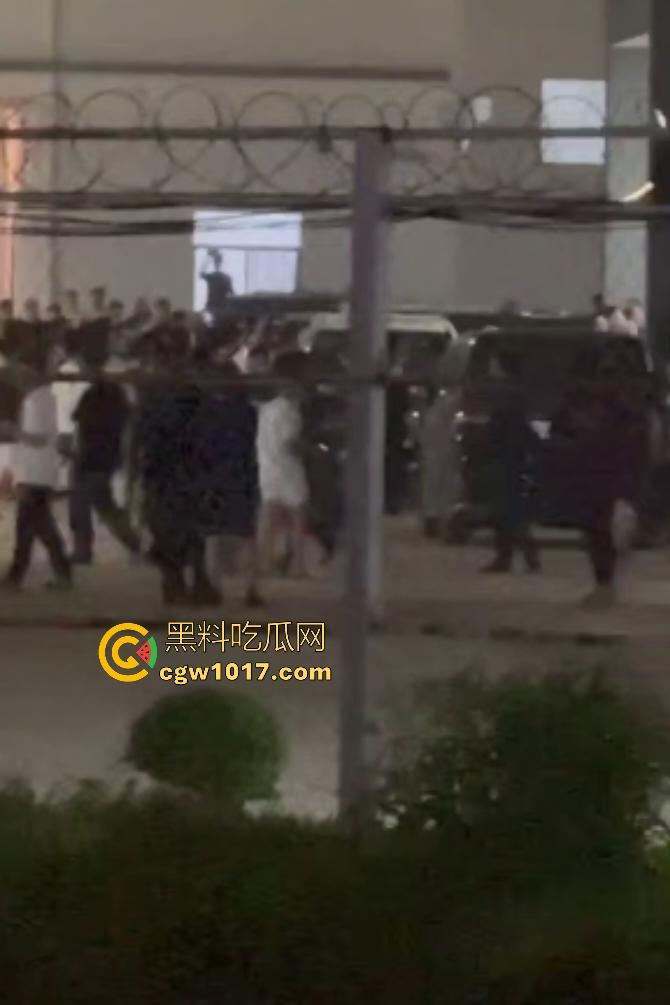 11月13日柬埔寨木牌金星园区大规模猪仔暴动，现场乱成一锅粥还有人开枪，赚不到钱猪仔们都集体起义了？  第3张