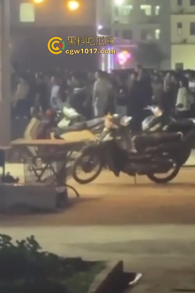 11月13日柬埔寨木牌金星园区大规模猪仔暴动，现场乱成一锅粥还有人开枪，赚不到钱猪仔们都集体起义了？  第4张