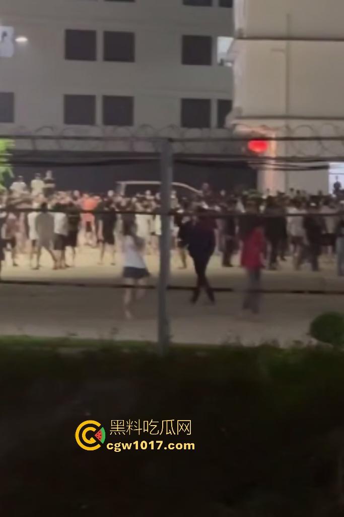 11月13日柬埔寨木牌金星园区大规模猪仔暴动，现场乱成一锅粥还有人开枪，赚不到钱猪仔们都集体起义了？  第5张