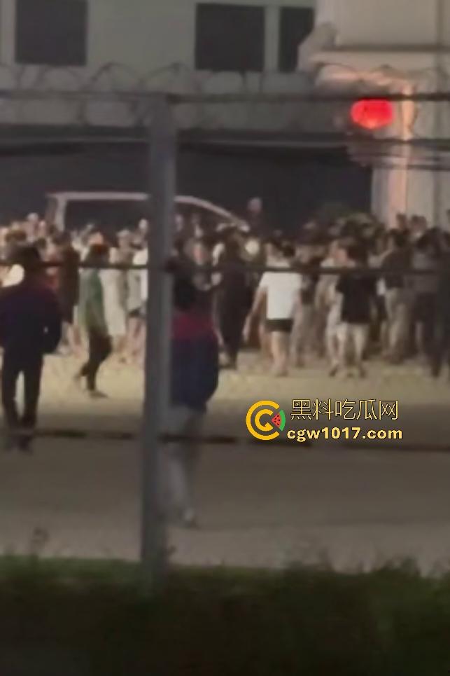 11月13日柬埔寨木牌金星园区大规模猪仔暴动，现场乱成一锅粥还有人开枪，赚不到钱猪仔们都集体起义了？  第6张