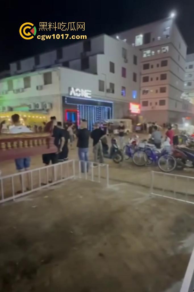 11月13日柬埔寨木牌金星园区大规模猪仔暴动，现场乱成一锅粥还有人开枪，赚不到钱猪仔们都集体起义了？  第7张