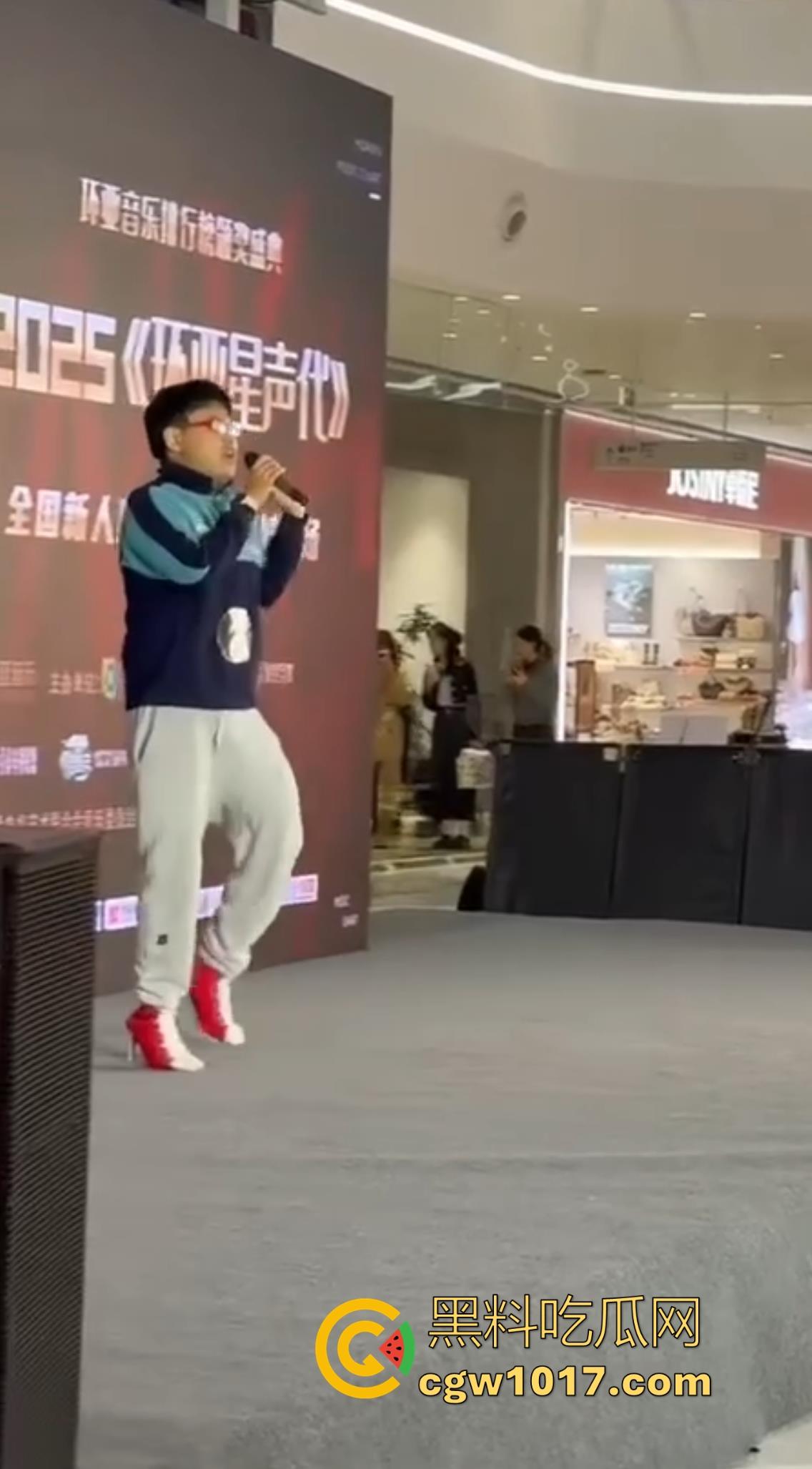 选秀节目再现神人，环亚星声代成都赛区，猛男身穿高跟给你带来【想你的夜】，又是那个挨千刀的把他伤得那么重！  第6张