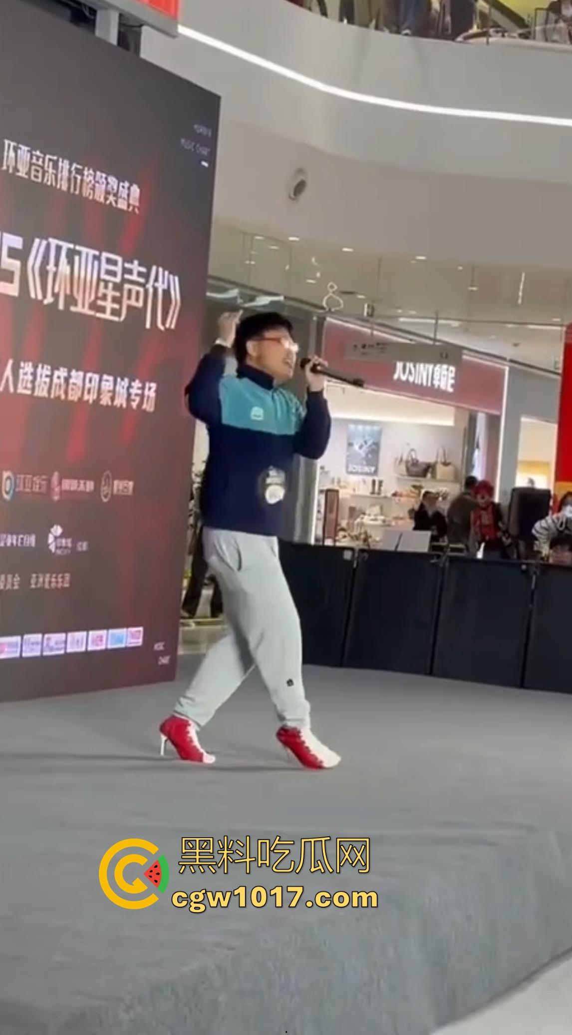 选秀节目再现神人，环亚星声代成都赛区，猛男身穿高跟给你带来【想你的夜】，又是那个挨千刀的把他伤得那么重！  第7张