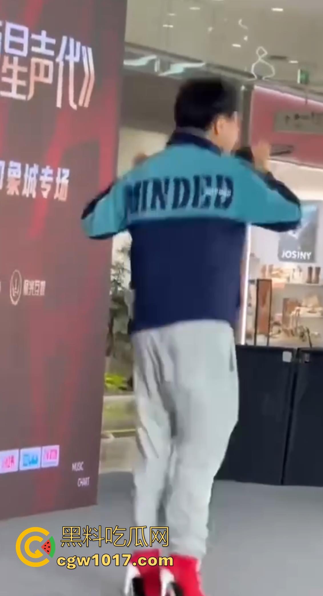 选秀节目再现神人，环亚星声代成都赛区，猛男身穿高跟给你带来【想你的夜】，又是那个挨千刀的把他伤得那么重！  第8张