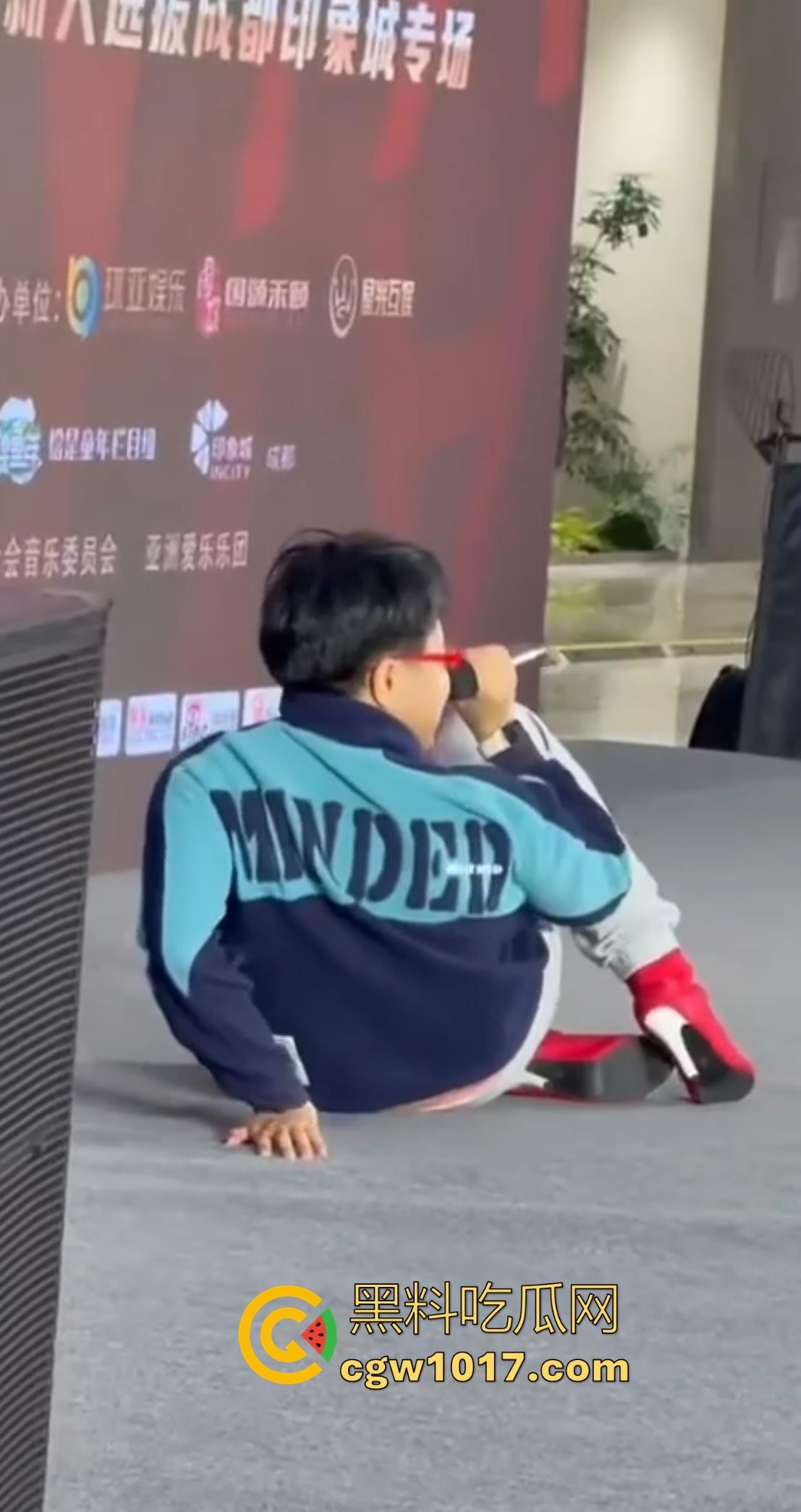 选秀节目再现神人，环亚星声代成都赛区，猛男身穿高跟给你带来【想你的夜】，又是那个挨千刀的把他伤得那么重！  第9张