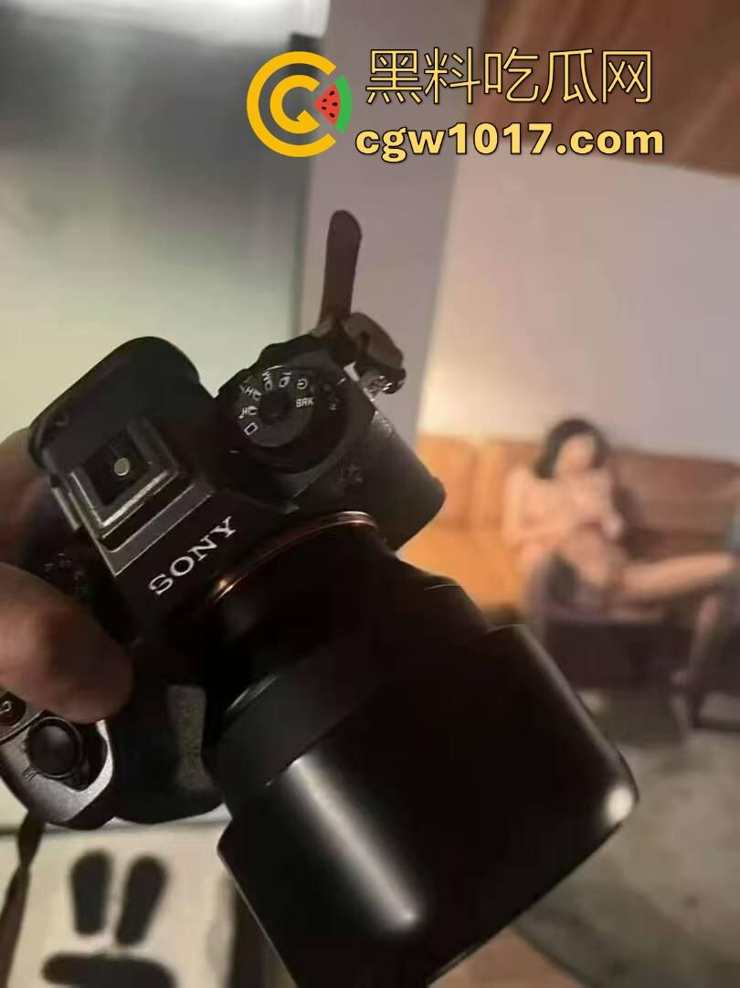网黄摄影佬日常工作生活状态，拍性感模特私下约有同样爱好的反差尤物，真正吃得好的兄弟，真的不会对外说的！  第4张