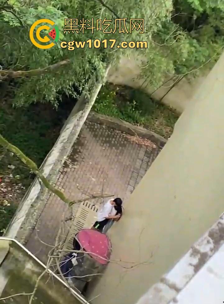 湖南师范大学宿舍角落小情侣偷情，我扣你的逼 你撸我的鸡，激情四射啊！熟悉的角落，熟悉的人，熟悉的动作！  第3张