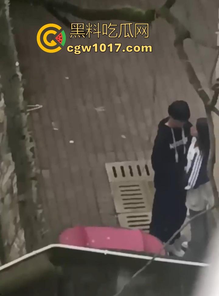 湖南师范大学宿舍角落小情侣偷情，我扣你的逼 你撸我的鸡，激情四射啊！熟悉的角落，熟悉的人，熟悉的动作！  第5张