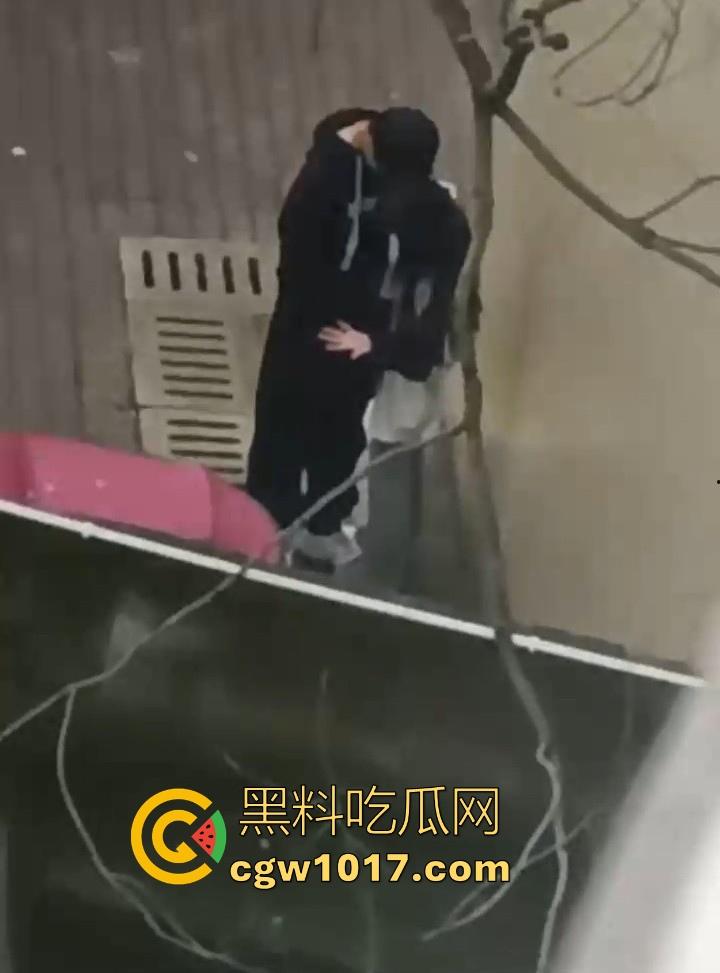 湖南师范大学宿舍角落小情侣偷情，我扣你的逼 你撸我的鸡，激情四射啊！熟悉的角落，熟悉的人，熟悉的动作！  第8张