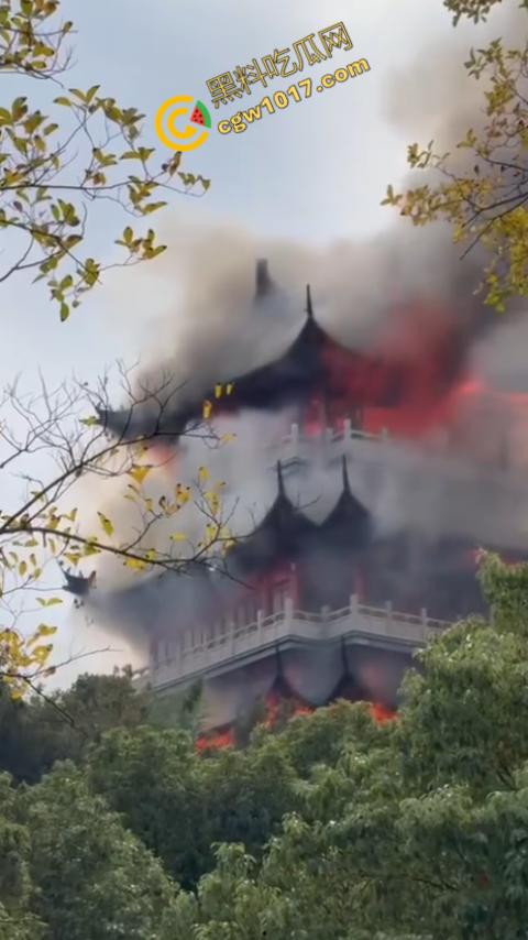 张家港凤凰山火焰翻腾:古寺在烈火中化为飞灰,黑烟滚滚,古建焦黑,无情怒火吞噬文化遗珍,可怕景象令人心碎 第2张 张家港凤凰山火焰翻腾:古寺在烈火中化为飞灰,黑烟滚滚,古建焦黑,无情怒火吞噬文化遗珍,可怕景象令人心碎 第2张