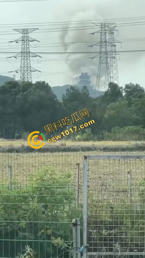 张家港凤凰山火焰翻腾:古寺在烈火中化为飞灰,黑烟滚滚,古建焦黑,无情怒火吞噬文化遗珍,可怕景象令人心碎 第6张 张家港凤凰山火焰翻腾:古寺在烈火中化为飞灰,黑烟滚滚,古建焦黑,无情怒火吞噬文化遗珍,可怕景象令人心碎 第6张