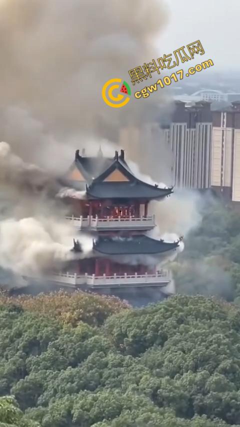 张家港凤凰山火焰翻腾:古寺在烈火中化为飞灰,黑烟滚滚,古建焦黑,无情怒火吞噬文化遗珍,可怕景象令人心碎 第7张 张家港凤凰山火焰翻腾:古寺在烈火中化为飞灰,黑烟滚滚,古建焦黑,无情怒火吞噬文化遗珍,可怕景象令人心碎 第7张