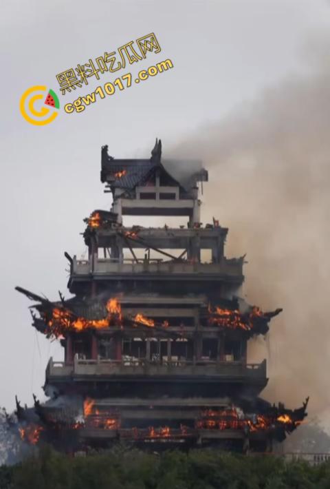 张家港凤凰山火焰翻腾:古寺在烈火中化为飞灰,黑烟滚滚,古建焦黑,无情怒火吞噬文化遗珍,可怕景象令人心碎 第8张 张家港凤凰山火焰翻腾:古寺在烈火中化为飞灰,黑烟滚滚,古建焦黑,无情怒火吞噬文化遗珍,可怕景象令人心碎 第8张