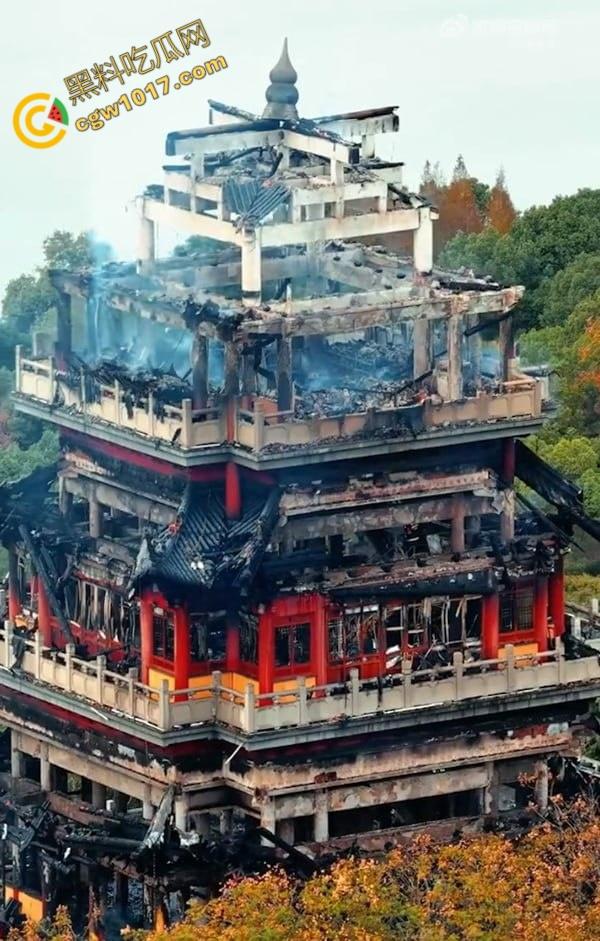 张家港凤凰山火焰翻腾:古寺在烈火中化为飞灰,黑烟滚滚,古建焦黑,无情怒火吞噬文化遗珍,可怕景象令人心碎 第12张 张家港凤凰山火焰翻腾:古寺在烈火中化为飞灰,黑烟滚滚,古建焦黑,无情怒火吞噬文化遗珍,可怕景象令人心碎 第12张