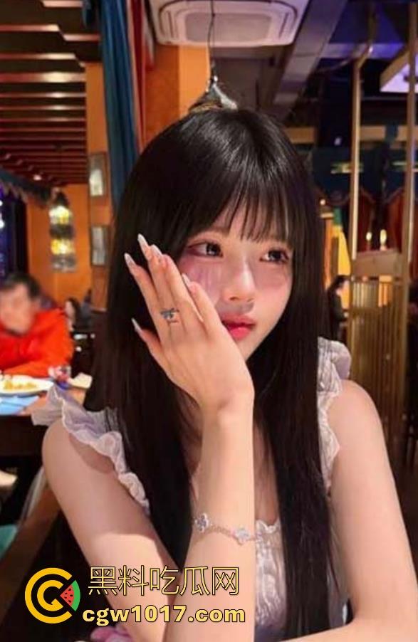 诱骗单纯女儿做爱，多姿势调教女儿嫩逼特写，扇耳光羞辱，我就知道她是个可以调教的抖M炮架！  第3张