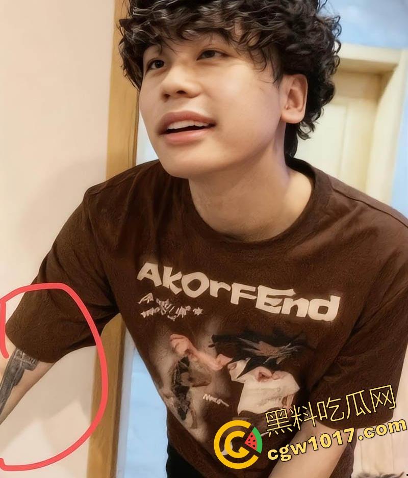 昔日抖音第一枪【厄卡伦】重出江湖，回归第一炮还是给了老情人，高颜值反差人妻，全程露脸舔掉骑乘，骚到飞起！  第3张