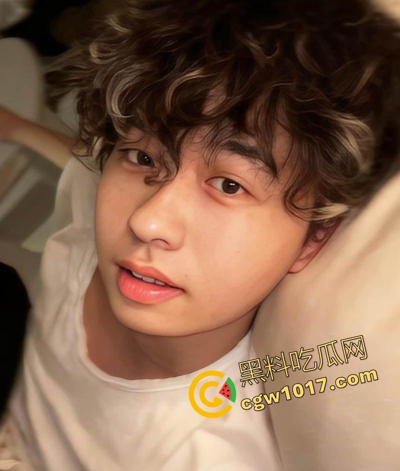 昔日抖音第一枪【厄卡伦】重出江湖，回归第一炮还是给了老情人，高颜值反差人妻，全程露脸舔掉骑乘，骚到飞起！  第5张