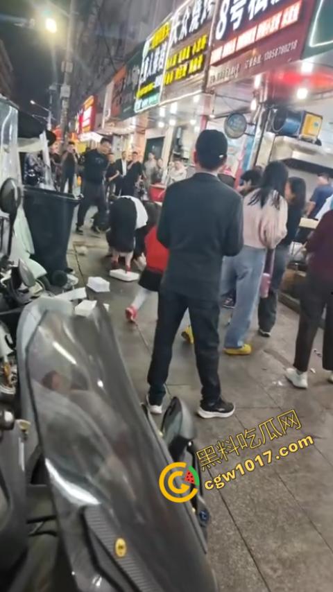 热闹龙港夜市:原配大战小三,血雨腥风惊百客围观!温州最疯狂烧烤摊街头对决,拳风猛烈,头发乱飞,争风吃醋,看个痛快! 第1张 热闹龙港夜市:原配大战小三,血雨腥风惊百客围观!温州最疯狂烧烤摊街头对决,拳风猛烈,头发乱飞,争风吃醋,看个痛快! 第1张