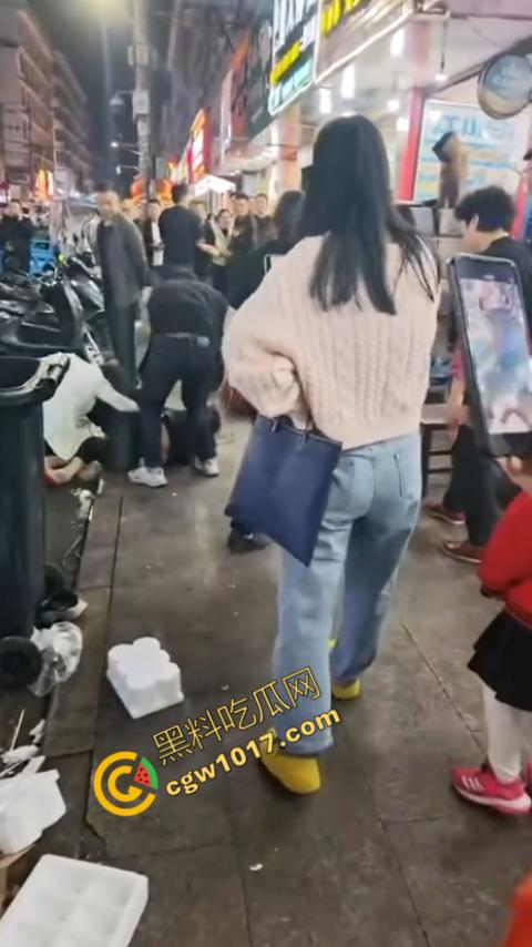 热闹龙港夜市:原配大战小三,血雨腥风惊百客围观!温州最疯狂烧烤摊街头对决,拳风猛烈,头发乱飞,争风吃醋,看个痛快! 第2张 热闹龙港夜市:原配大战小三,血雨腥风惊百客围观!温州最疯狂烧烤摊街头对决,拳风猛烈,头发乱飞,争风吃醋,看个痛快! 第2张