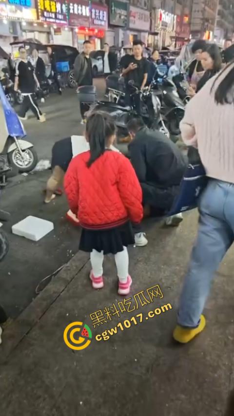 热闹龙港夜市:原配大战小三,血雨腥风惊百客围观!温州最疯狂烧烤摊街头对决,拳风猛烈,头发乱飞,争风吃醋,看个痛快! 第3张 热闹龙港夜市:原配大战小三,血雨腥风惊百客围观!温州最疯狂烧烤摊街头对决,拳风猛烈,头发乱飞,争风吃醋,看个痛快! 第3张